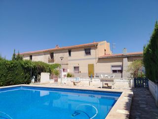 Chalet in Novelda. Oportunidad!!! casa de campo con terreno y piscina.a diez minuto