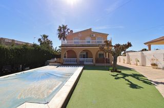 Chalet en Los Girasoles. Sensacional vivienda unifamiliar de 2 plantas con grandes estanc