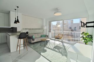 Alquiler Piso en Barrio del Centro. Ailquiler maximo 11 meses, reformado en esquina con dos balcones