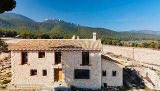 Casa a Tibi. Exclusiva finca ecológica con masía de ensueño en ubicación priv