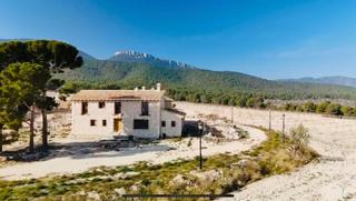 Casa a Tibi. Exclusiva finca ecológica con masía de ensueño en ubicación priv
