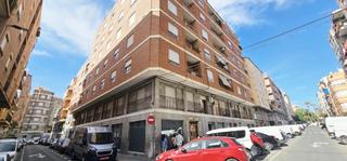 Piso en Carrús Este. Amplio piso en elche con potencial para reformar, asc, 2 patios,