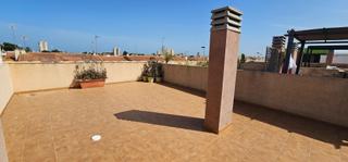 Casa en Santiago de La Ribera. Vivienda en planta alta con solarium y en urbanización con pisci