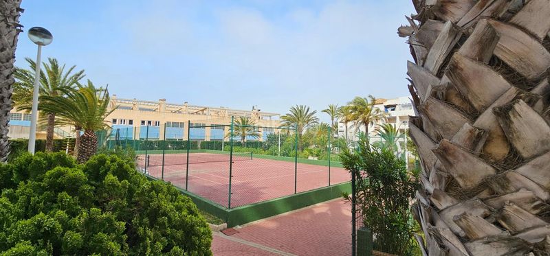 Foto e2eb4392-7355-4aad-946b-14ecad956847. Apartamento  en urbanización privada con pistas deportivas, piscina y preciosos jardines en Manga del Mar Menor (La)