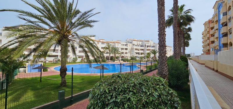 Foto fb2d533b-6aa2-4fbd-9c68-a1e6826a07be. Apartamento  en urbanización privada con pistas deportivas, piscina y preciosos jardines en Manga del Mar Menor (La)