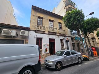 House in Centro. Oferta hasta fn de añoedificio junto a la iglesia para reformar