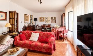 Chalet in Biar. Chalet señorial con amplios espacios y jardín en un entorno tran