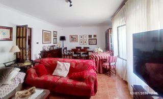 Xalet a Biar. Chalet señorial con amplios espacios y jardín en un entorno tran
