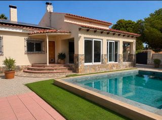 Chalet en Los Girasoles. Precioso chalet independiente en los girasoles junto a sol y luz