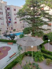 Etagenwohnung in Platja de Vila Joiosa. Piso de tres dormitorios en urbanización con piscina en villajoy