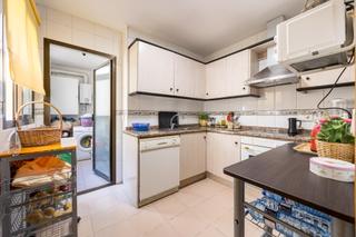 Pis a Colonia Madrid. Amplio piso de 3 dormitorios, con terraza y garaje en colonia ma