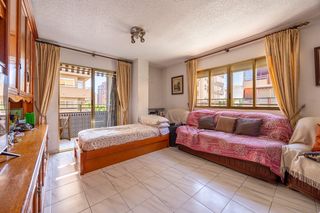Etagenwohnung in Colonia Madrid. Espacioso piso de 3 habitaciones dobles con 2 baños y trastero