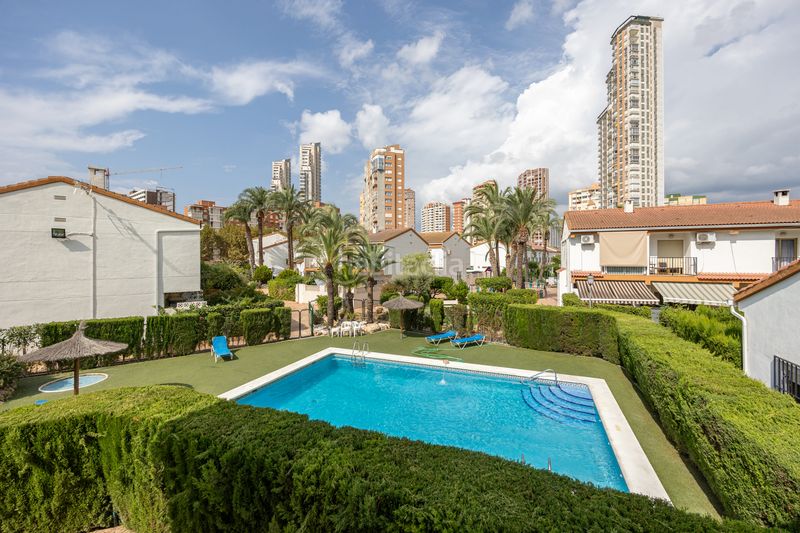 Foto 4d5ab77e-d055-4bd6-b777-00812d8b5163. Casa adossada amb piscina a Rincón Bajo Benidorm