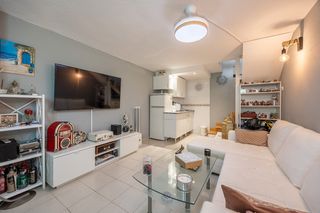 Business premise in Playa Poniente. Local comercial transformado en apartamento