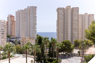 Apartament a Playa Poniente. Apartamento de esquina con vistas al mar, en playa de poniente!