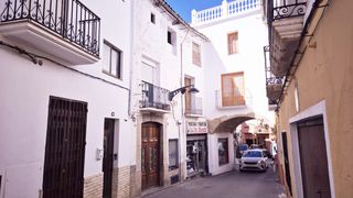Casa a Callosa d´en Sarrià. Amplia casa con potencial en en centro urbano de callosa, cerca