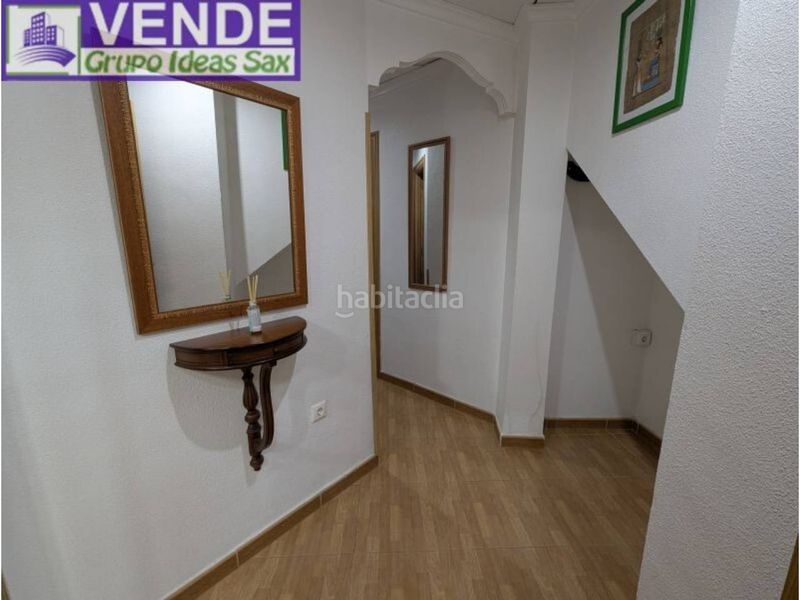 Foto 99573dd8-3e20-4cb2-a3a1-79b2ef8a9dd8. Casa adossada a Sax