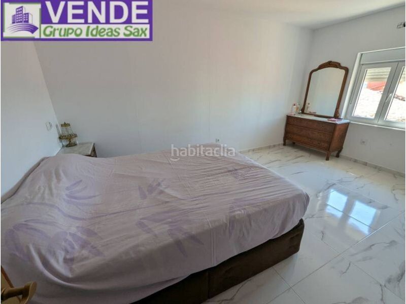 Foto f3104c99-2936-4efa-8fc3-e2804d7501d0. Casa adossada amb aparcament a Sax