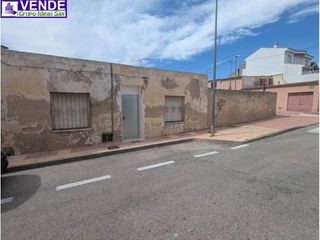 Semi detached house  Calle gracián. Vivienda con patio y gran potencial edificatorio en sax.