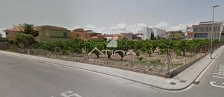 Terreny residencial a Daimús. Parcela de terreno urbano de 2836 m con fachada a 3 calles situa