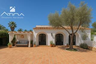 Xalet a Partida Comunes-Adsubia. Chalet reformado en cabanes con 4 habitaciones, solárium y gran