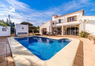 Xalet  Javea. Vive el sueño mediterráneo villa reformada con piscina, solárium