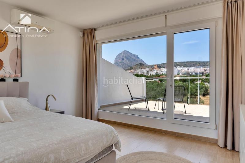 Foto 13bd5f00-22a3-4d1f-8037-58a346815e6b. Casa adosada adosado de 3 plantas con jardín, pérgola, suite con terraza y piscina comunitaria en Xàbia