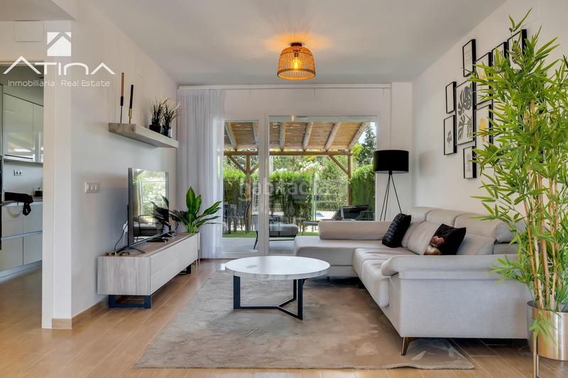Foto 182b5774-cf65-4554-b38e-7822908c7b61. Casa adosada adosado de 3 plantas con jardín, pérgola, suite con terraza y piscina comunitaria en Xàbia