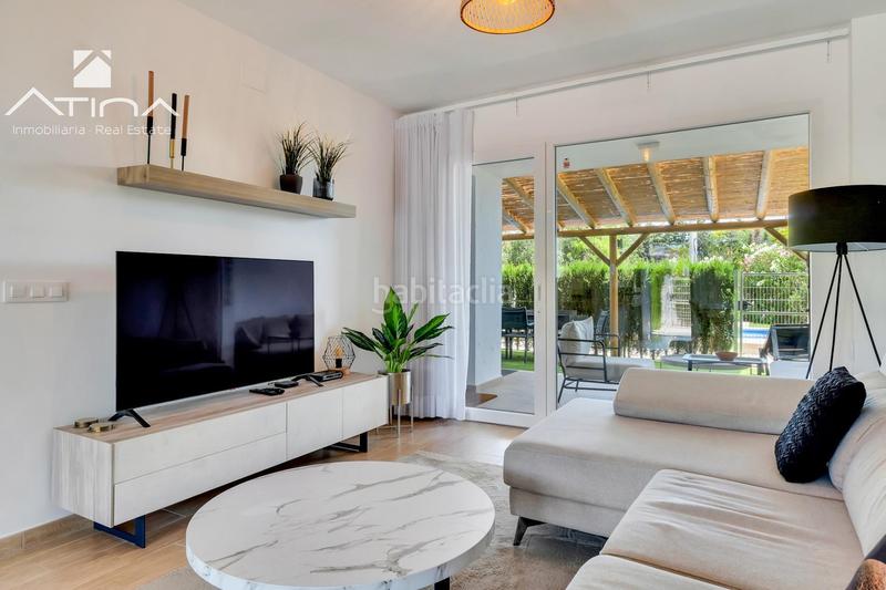 Foto 256b0f51-90d8-42bf-a416-093977c7342a. Casa adosada adosado de 3 plantas con jardín, pérgola, suite con terraza y piscina comunitaria en Xàbia