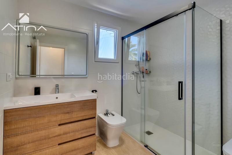 Foto 7be1e65c-f93a-4011-bf2a-37fecdf7772a. Casa adosada adosado de 3 plantas con jardín, pérgola, suite con terraza y piscina comunitaria en Xàbia