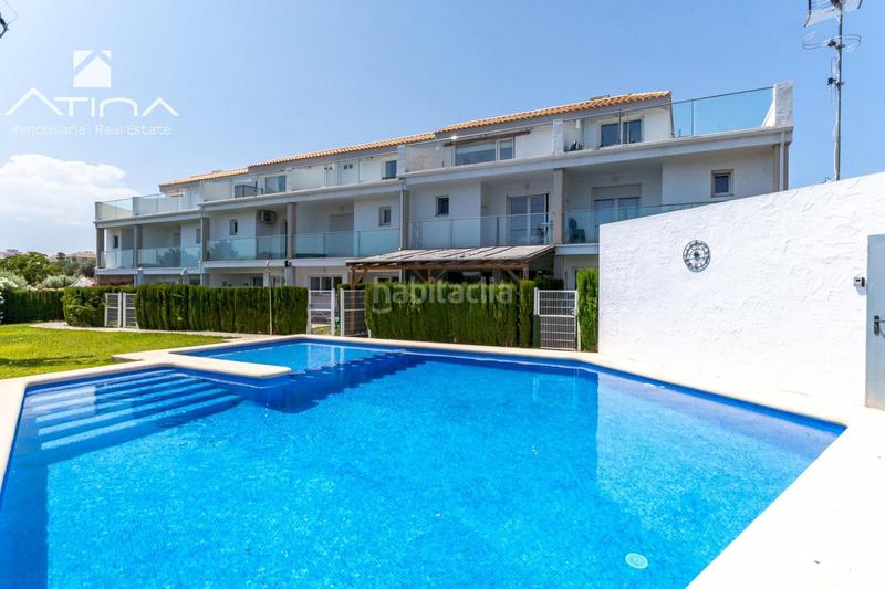 Foto 9243144b-001b-442e-aa38-c7c8f0b66e40. Casa adosada adosado de 3 plantas con jardín, pérgola, suite con terraza y piscina comunitaria en Xàbia