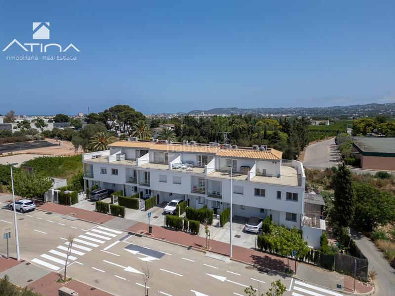 Foto bf573c56-a863-4a51-aba4-da2d6ba7ec31. Casa adosada adosado de 3 plantas con jardín, pérgola, suite con terraza y piscina comunitaria en Xàbia