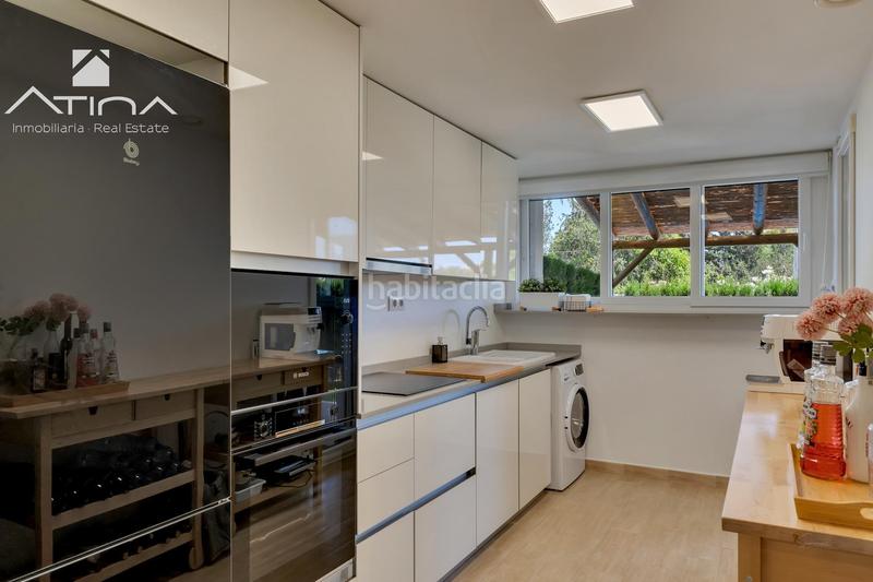 Foto c49771d0-9eb3-4d03-9ba3-7f98adc74bcb. Casa adosada adosado de 3 plantas con jardín, pérgola, suite con terraza y piscina comunitaria en Xàbia