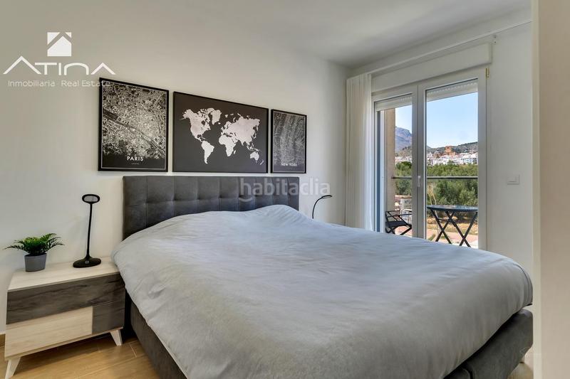 Foto cc7228fe-e404-471e-ba82-c265b82c8dd7. Casa adosada adosado de 3 plantas con jardín, pérgola, suite con terraza y piscina comunitaria en Xàbia