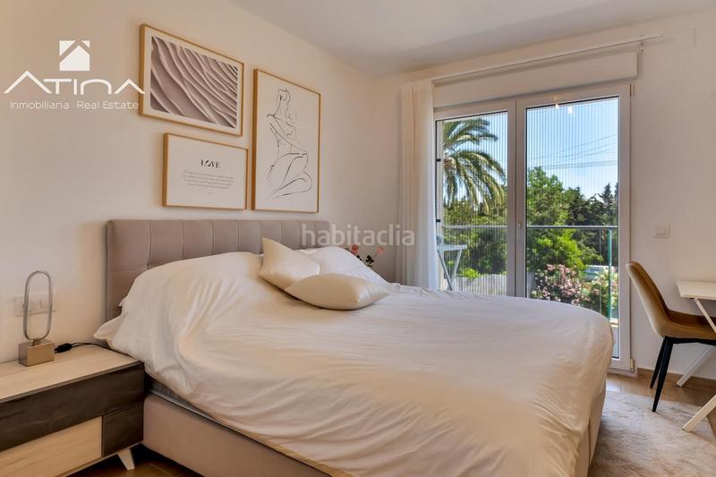 Foto d2e41ab0-43df-43c2-af62-1ea723d35475. Casa adosada adosado de 3 plantas con jardín, pérgola, suite con terraza y piscina comunitaria en Xàbia