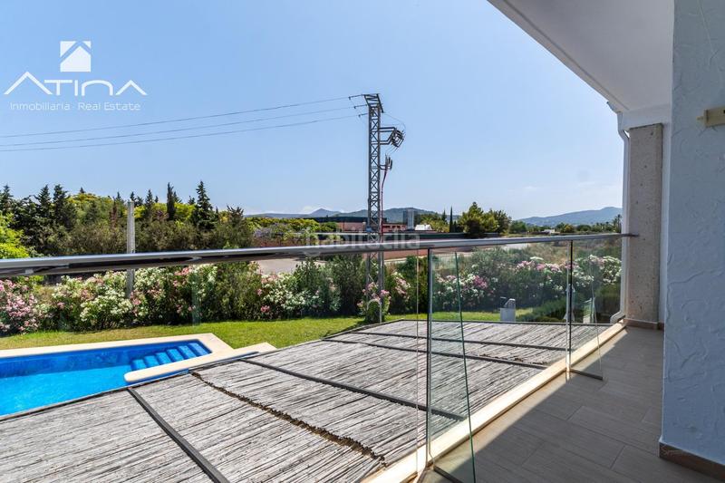 Foto d9479b44-ceef-4460-bcd4-0af0e7683ad5. Casa adosada adosado de 3 plantas con jardín, pérgola, suite con terraza y piscina comunitaria en Xàbia