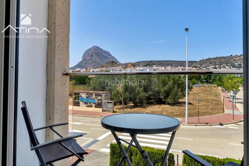 Foto df803964-362f-49f0-8cdf-1179c6228d15. Casa adosada adosado de 3 plantas con jardín, pérgola, suite con terraza y piscina comunitaria en Xàbia