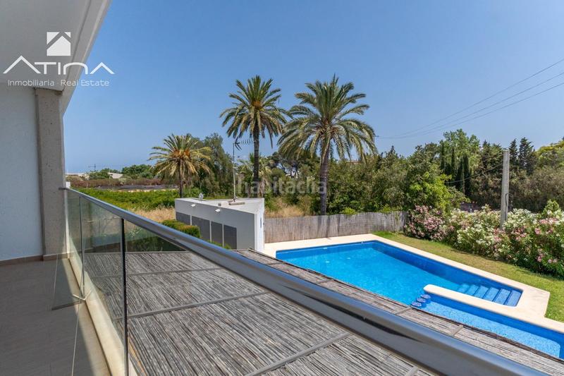 Foto e985fd73-307a-4905-acce-131c30b313e8. Casa adosada adosado de 3 plantas con jardín, pérgola, suite con terraza y piscina comunitaria en Xàbia