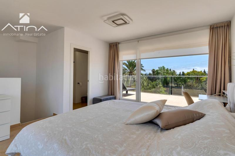 Foto eee387a6-9a06-44d6-b5b2-2d2f9959db34. Casa adosada adosado de 3 plantas con jardín, pérgola, suite con terraza y piscina comunitaria en Xàbia