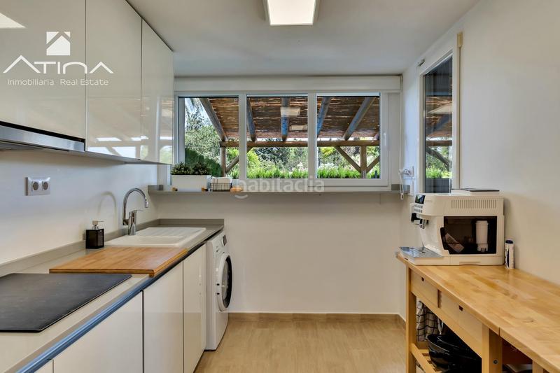 Foto f90500c1-74c5-48b2-ab65-e54d12c1dbe9. Casa adosada adosado de 3 plantas con jardín, pérgola, suite con terraza y piscina comunitaria en Xàbia
