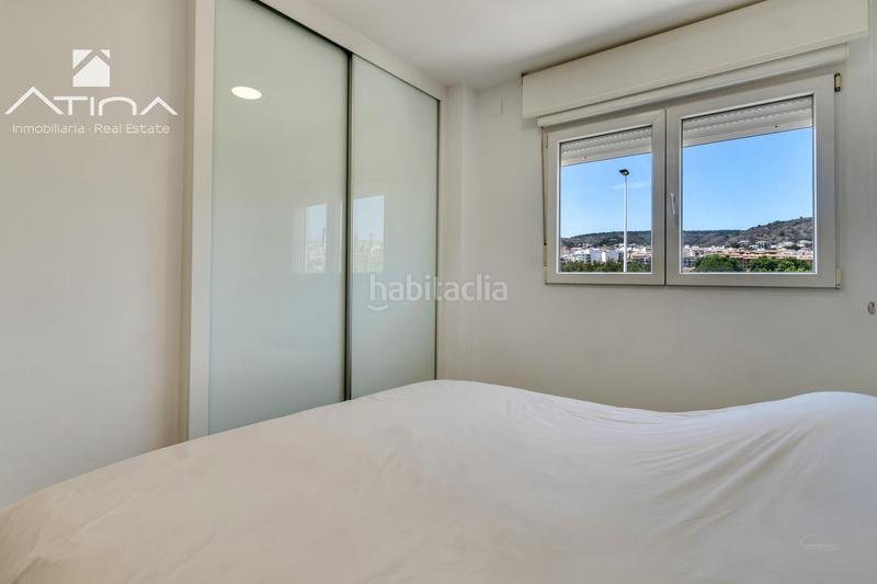 Foto f91e4566-6c88-4e4b-812e-3b48c24697a0. Casa adosada adosado de 3 plantas con jardín, pérgola, suite con terraza y piscina comunitaria en Xàbia