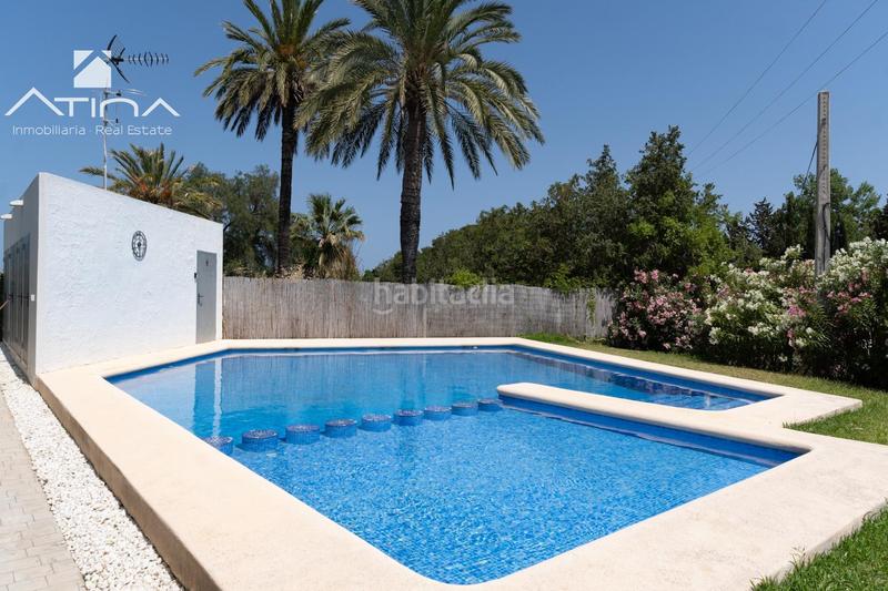 Foto fc176025-30af-4dc7-9b5c-60cb0f3d1781. Casa adosada adosado de 3 plantas con jardín, pérgola, suite con terraza y piscina comunitaria en Xàbia