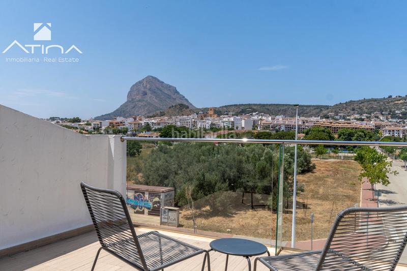 Foto feb7772c-2d6d-4e88-be16-8bd999dc9a49. Casa adosada adosado de 3 plantas con jardín, pérgola, suite con terraza y piscina comunitaria en Xàbia