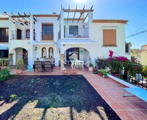 Casa adossada a Montañar-El Arenal. Excelente bungalow en 1 línea de mar en el montañar i de javea.