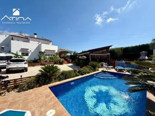 Xalet  Calle del río turia. Amplia villa con piscina, jardín privado y posibilidad de vivien