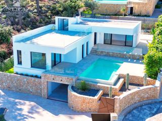 Xalet a Calle anou 49. Villa de lujo a estrenar con vistas al mar en el montgó, piscina