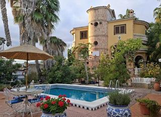 Chalet à Playa de Gandía. Elegante chalet estilo mediterraneo situado a tan solo 800 metro