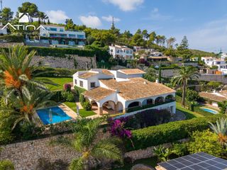 Xalet a Centro Ciudad. Villa en el tosalet jávea  planta única, vistas al mar y montgó