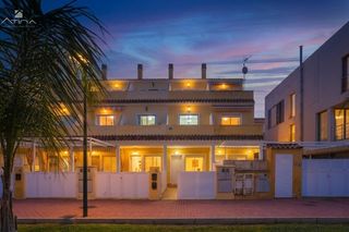 Reihenhaus in Miramar. Adosado en la playa de miramar a solo 150 metros del mar