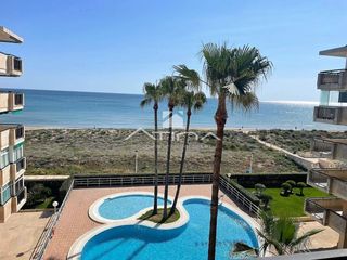 Apartment in Daimús. Apartamento con vistas abiertas al mar situado en 1ª línea playa